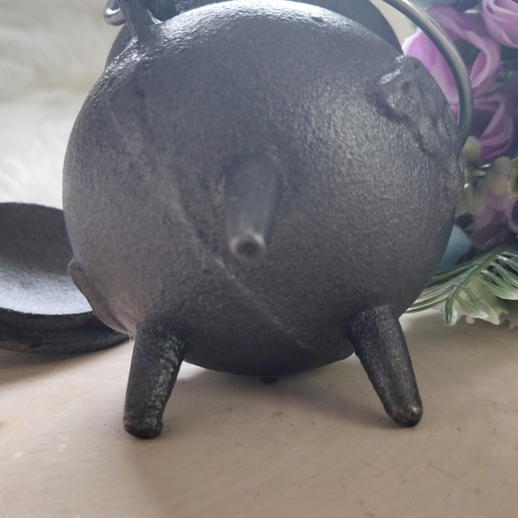 Triqeutra Cast Iron Cauldron - Picture 3 of 4